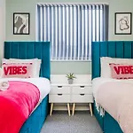 Wiggen Street Town House Sleeps 4-7 Guests 3 Bathroom Free Parking
