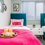 Wiggen Street Town House Sleeps 4-7 Guests 3 Bathroom Free Parking