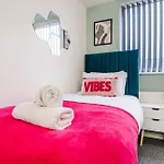 Wiggen Street Town House Sleeps 4-7 Guests 3 Bathroom Free Parking