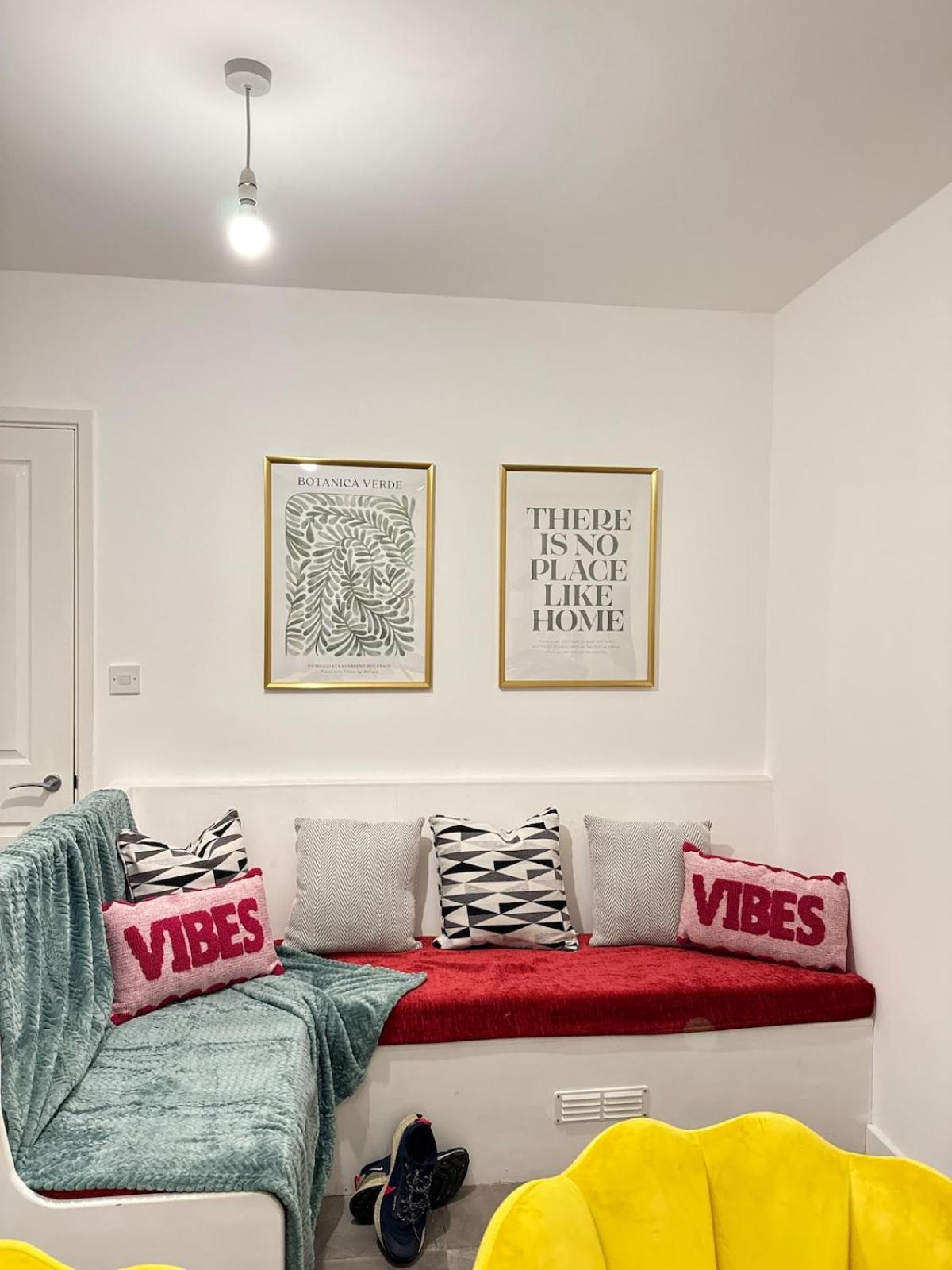 Wiggen Street Town House Sleeps 4-7 Guests 3 Bathroom Free Parking *