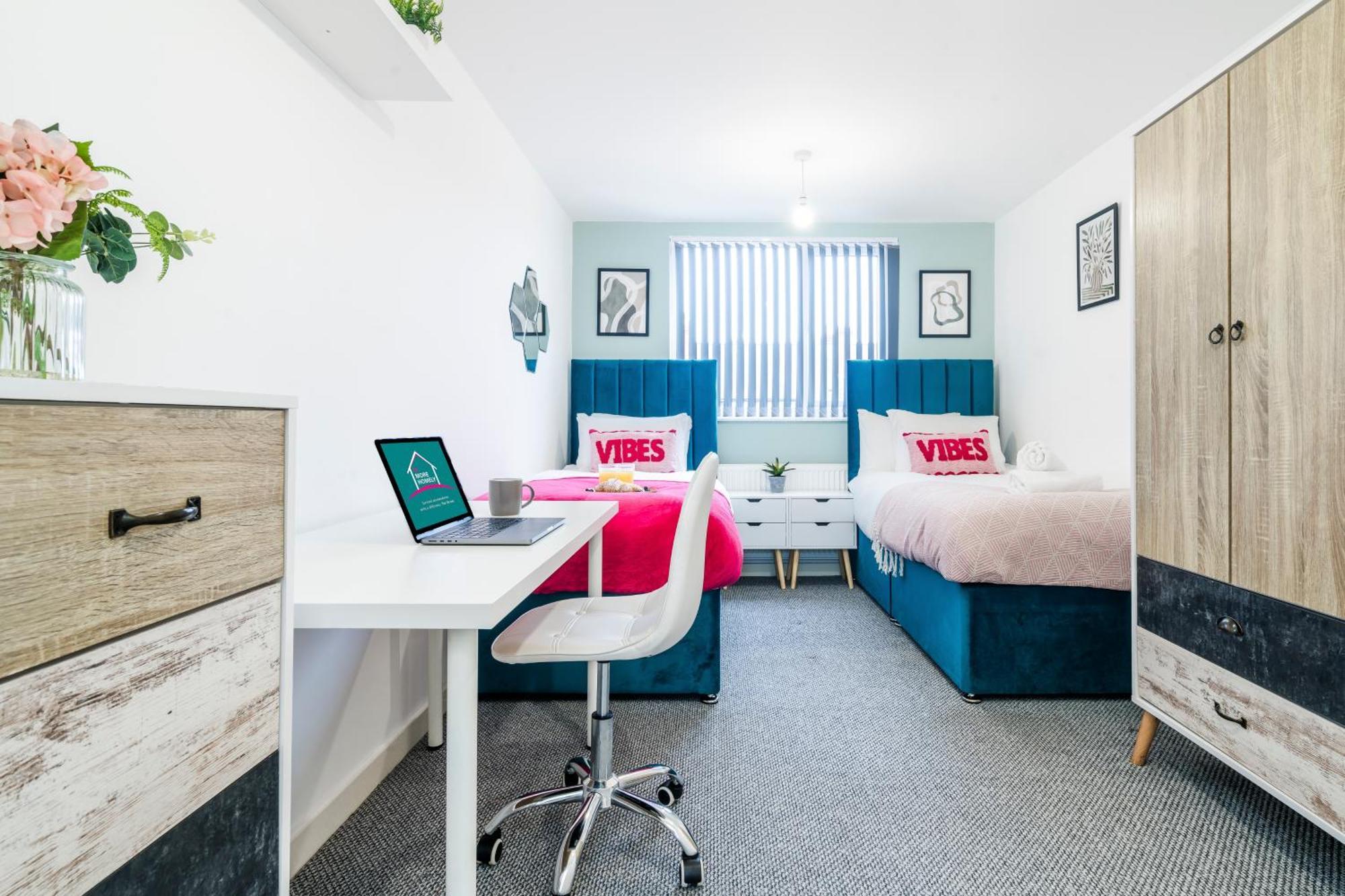 Wiggen Street Town House Sleeps 4-7 Guests 3 Bathroom Free Parking *