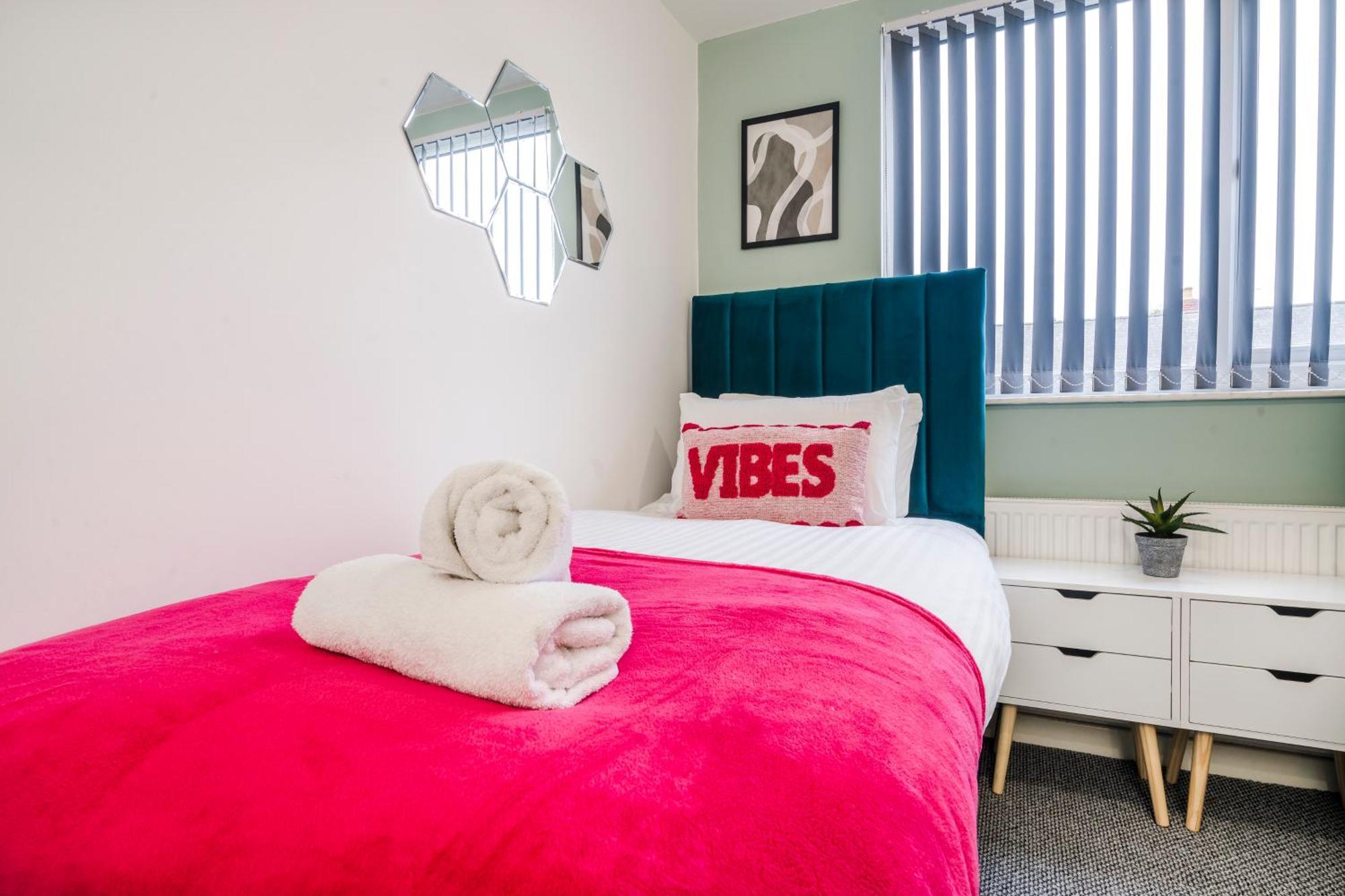 Wiggen Street Town House Sleeps 4-7 Guests 3 Bathroom Free Parking Holiday home