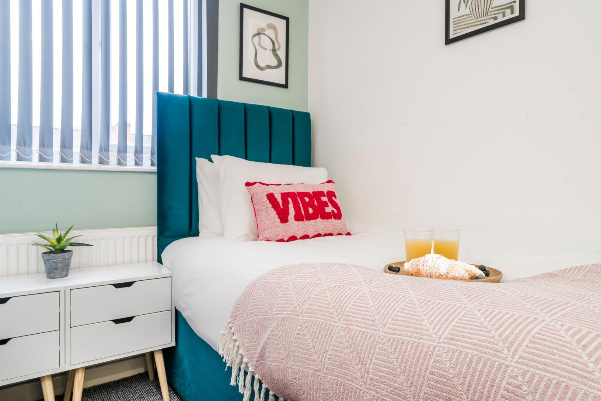 Holiday home Wiggen Street Town House Sleeps 4-7 Guests 3 Bathroom Free Parking *