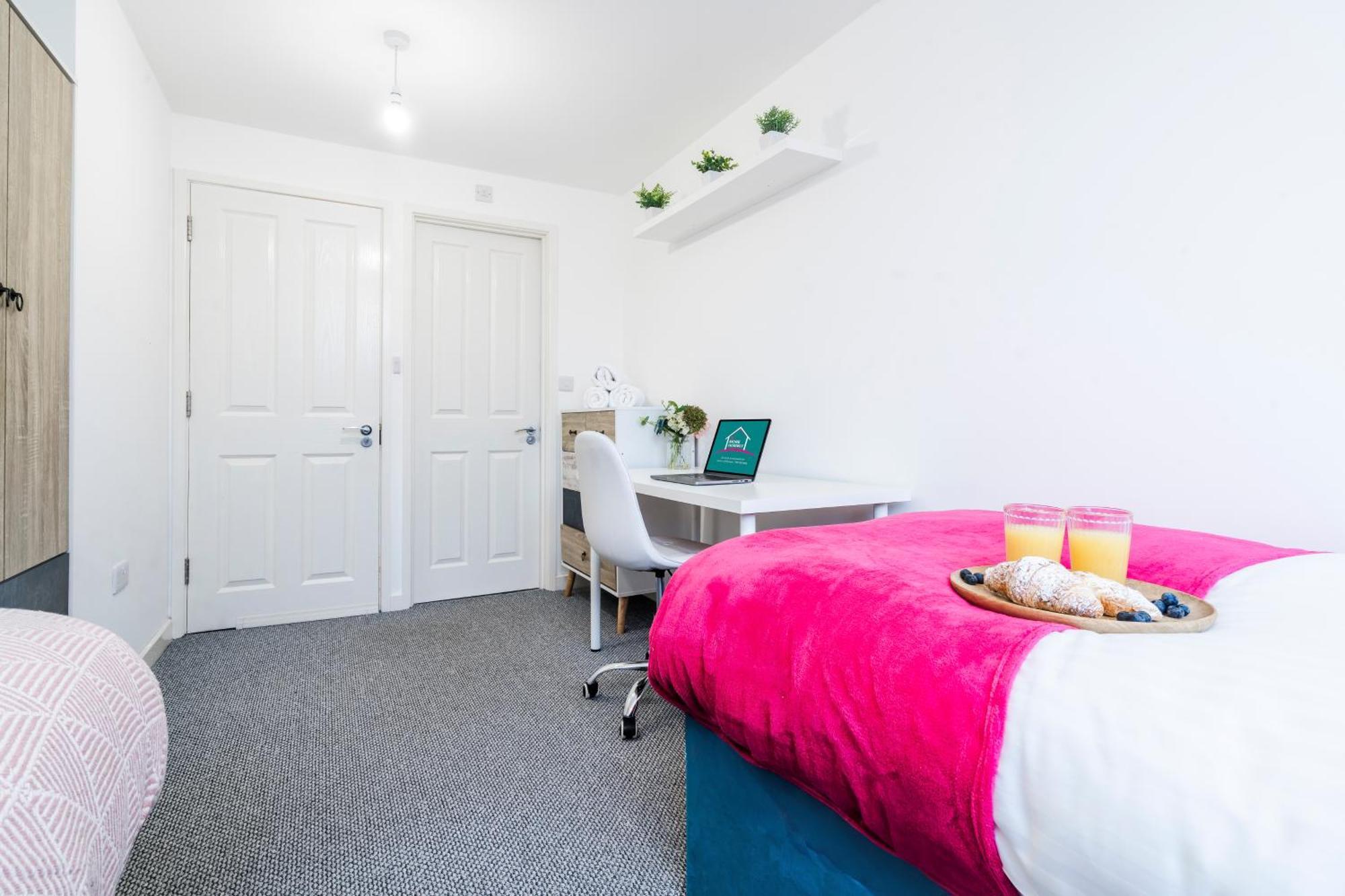Wiggen Street Town House Sleeps 4-7 Guests 3 Bathroom Free Parking Holiday home