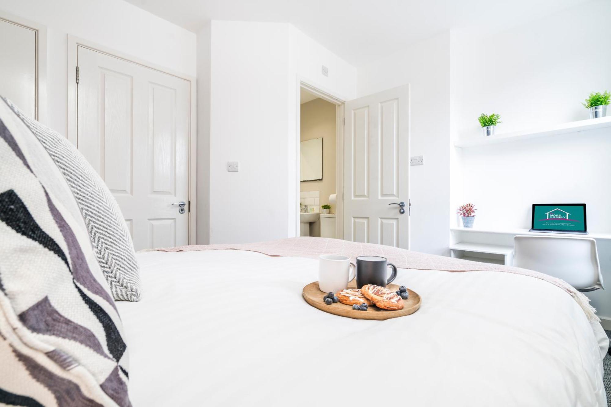 Holiday home Wiggen Street Town House Sleeps 4-7 Guests 3 Bathroom Free Parking *