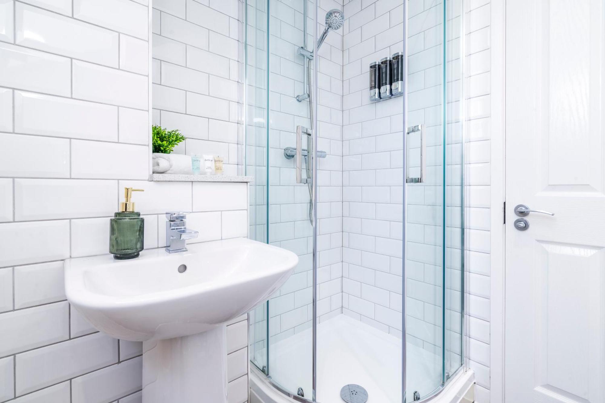 Wiggen Street Town House Sleeps 4-7 Guests 3 Bathroom Free Parking *